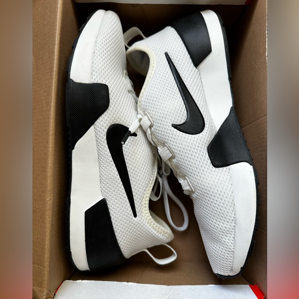 Nike - Picture 2 of 6